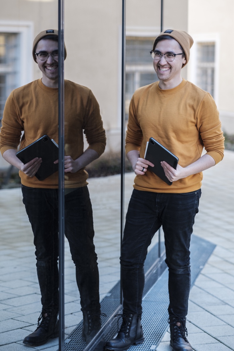 Stephen Weingand mit iPad vor Glasfassade