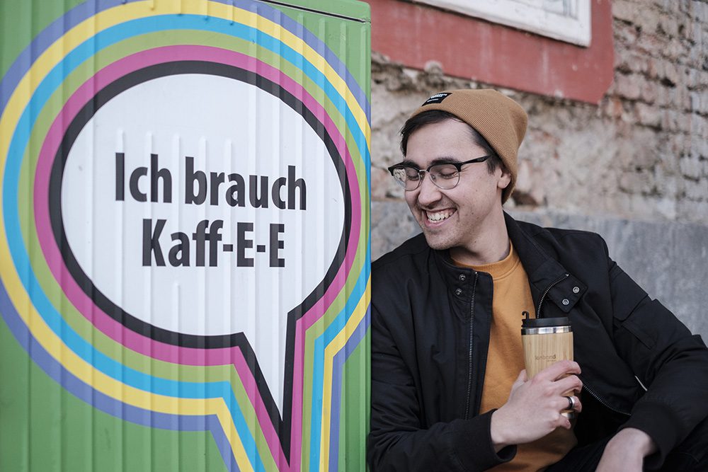 Stephen vor einer bunten Wand