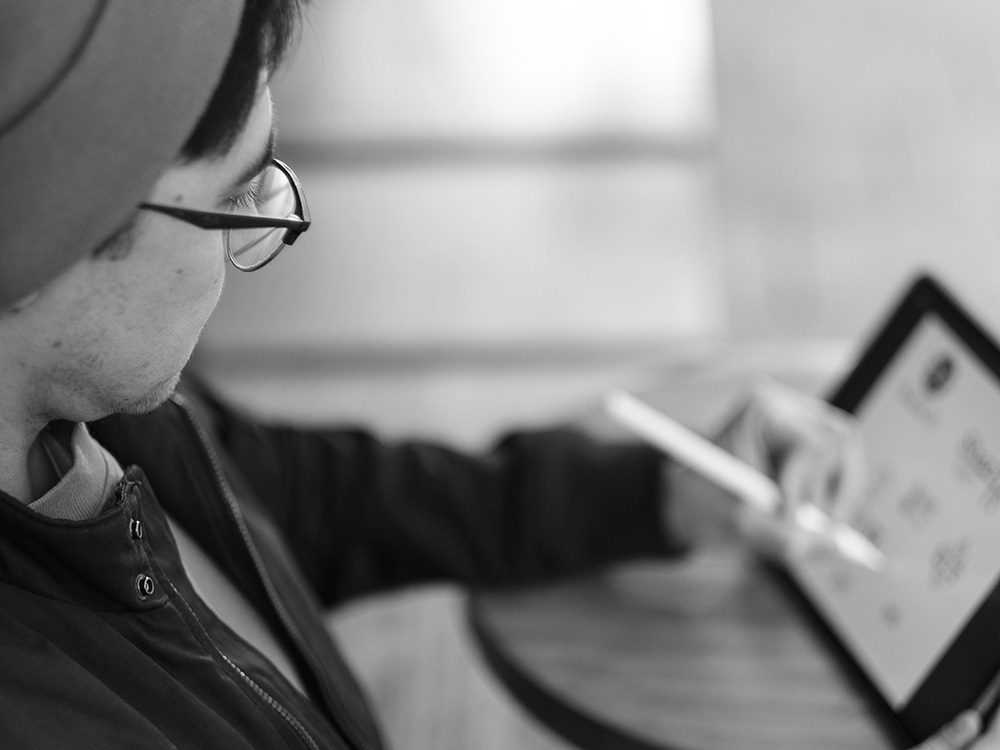 Stephen arbeitet am Tablet