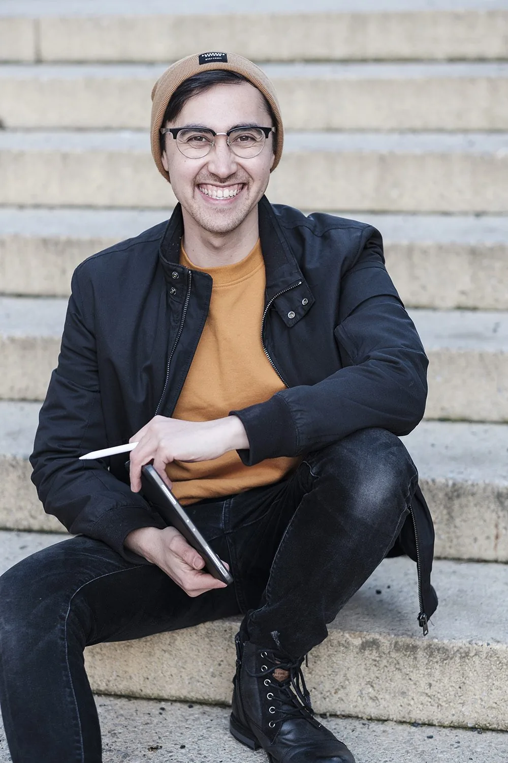 Stephen Weingand vor einer Steinmauer
