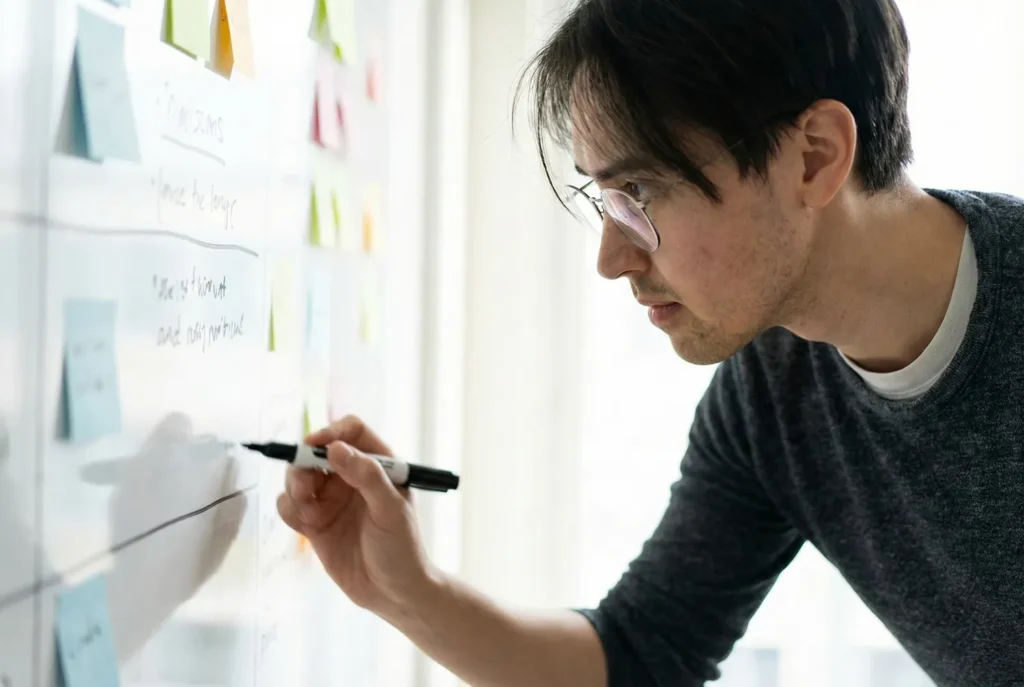 Stephen Weingand entwickelt einen KI-Workflow am Whiteboard