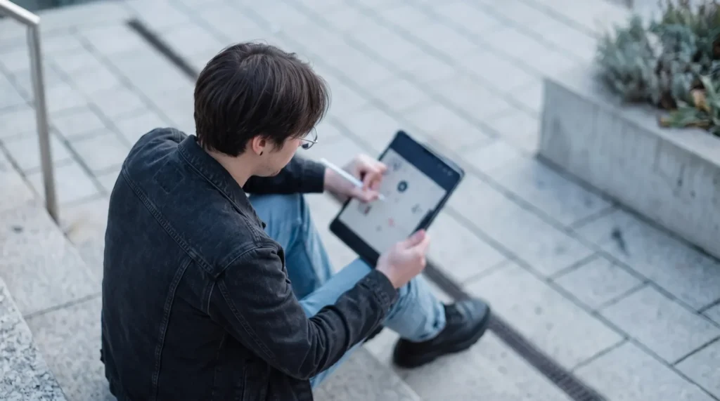 Stephen Weingand arbeitet mit einem Tablet an einem Designkonzept